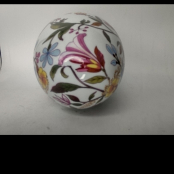 Large Asian inspired porcelain floral egg - Picture 2 of 7